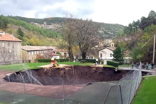 Effondrement terrain de football commune de Robiac-Rochessadoule